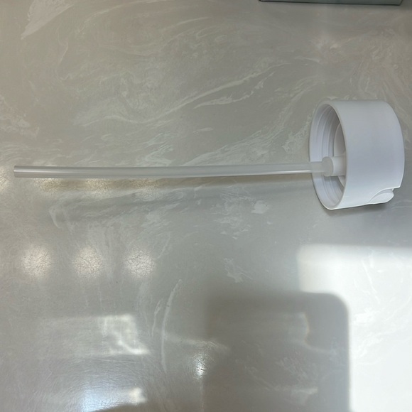 Lilly Pulitzer Blue Grotto GWP Water Bottle 24 Fl oz. Retractable drink port - Picture 10 of 14